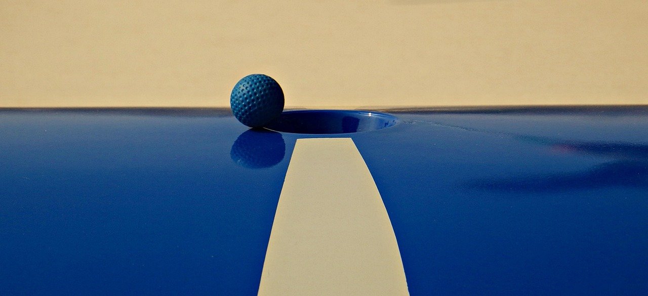 What should be the position of the right hand in the golf swing? Expert Tips