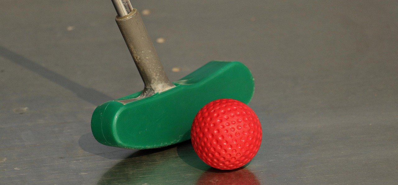 What should be the position of the right hand in the golf swing? Expert Tips